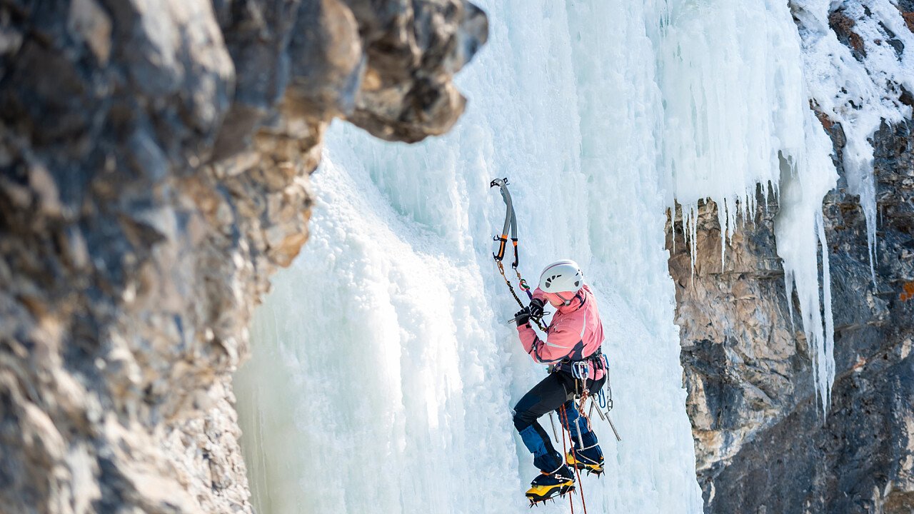 donna_arrampicata_su_ghiaccio_shutterstock