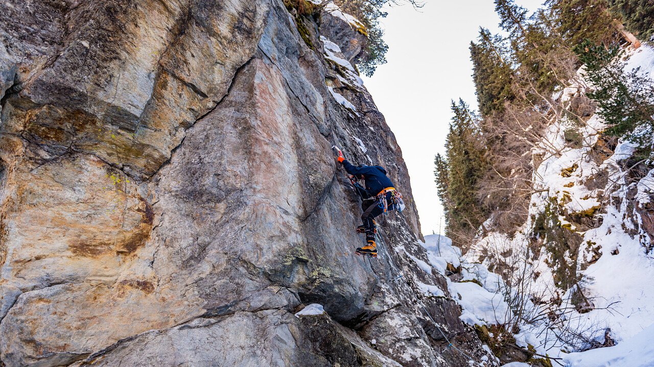 dry_tooling_arrampicata_ghiaccio_shutterstock