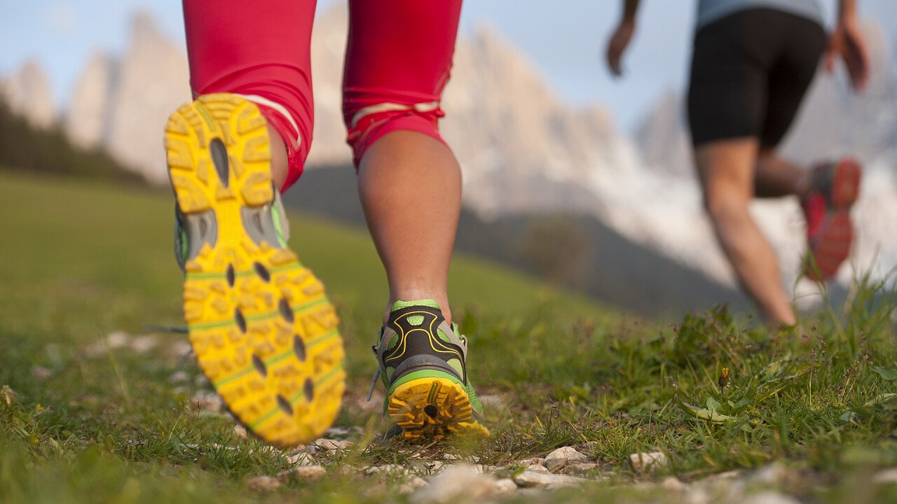 dettaglio_scarpe_corsa_in_montagna_shutterstock