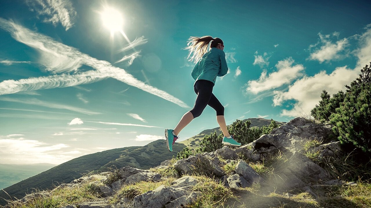 donna_natura_corsa_in_montagna_shutterstock