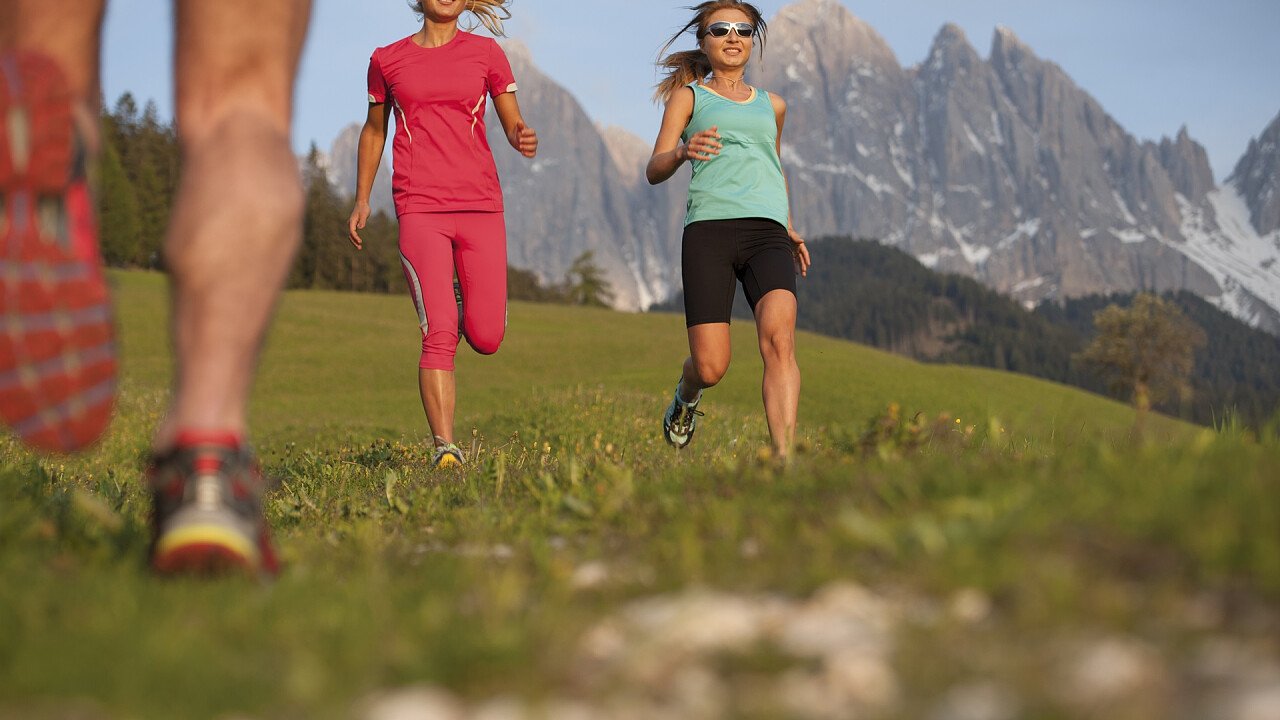 donne_dolomiti_corsa_in_montagna_shutterstock