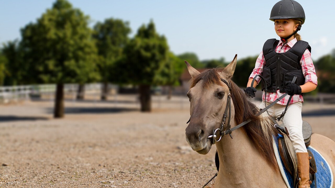 bambina_in_sella_cavallo_shutterstock
