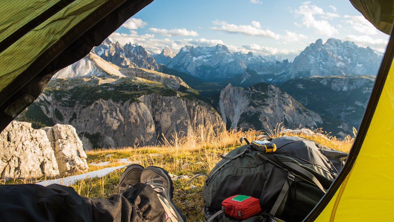 tenda_escursionista_trekking_montagna_depositphotos