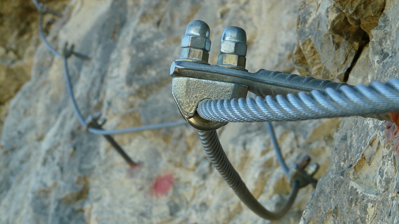 filo_di_ferro_per_agganciarsi_in_via ferrata_pixabay_hans