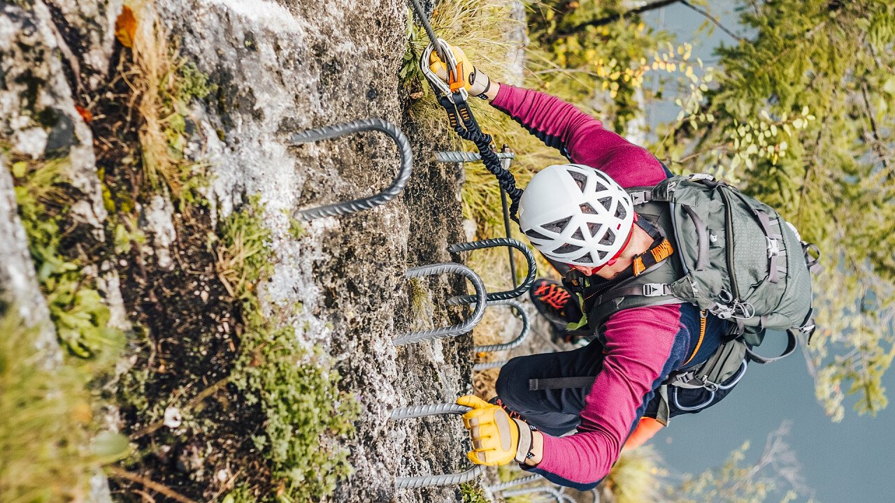 donna_appoggi_di_ferro_via_ferrata_shutterstock
