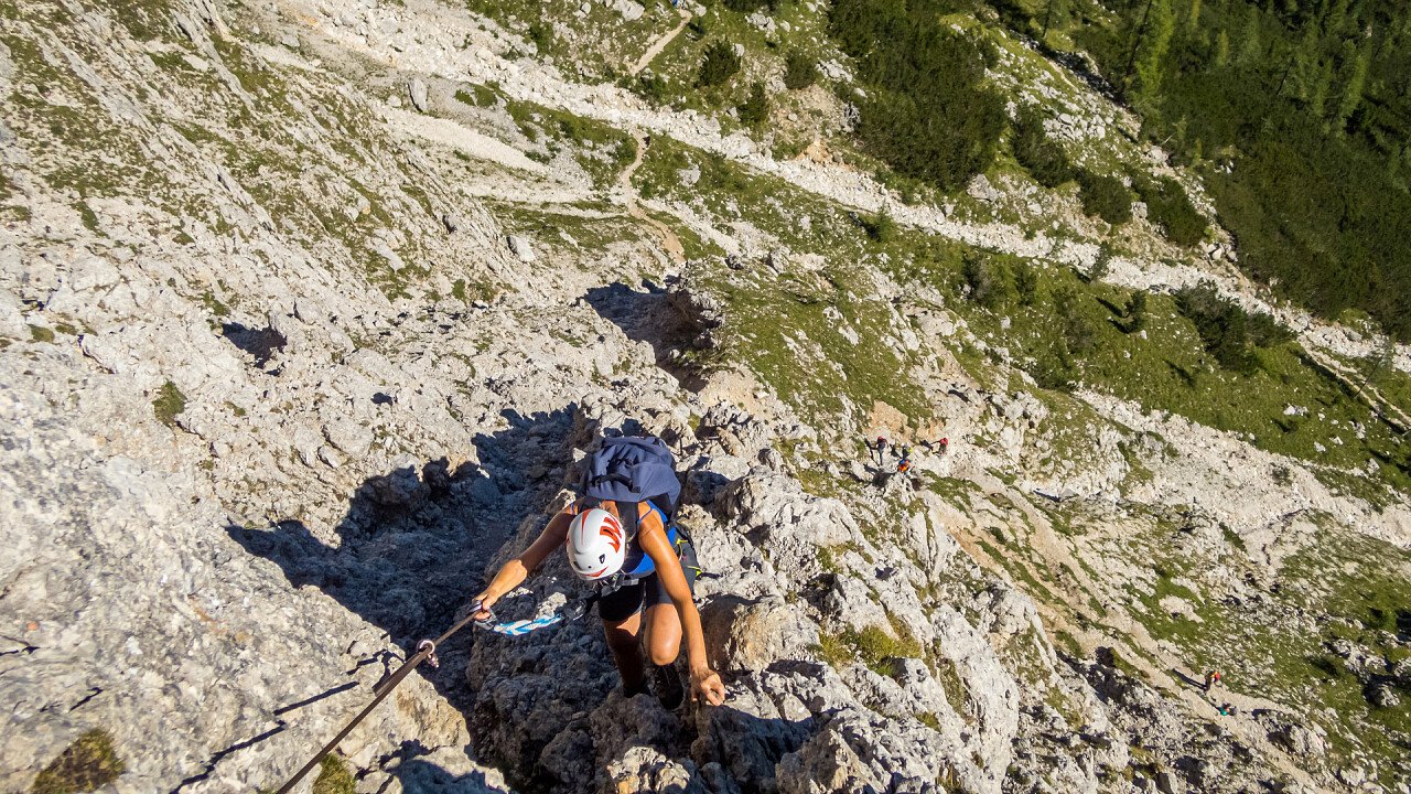 donna_via_ferrata_pisciadu_gruppo_del_sella_shutterstock