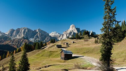 donna_seduta_staccionata_ammira_panorama_montagna_depositphotos