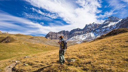 donna_seduta_staccionata_ammira_panorama_montagna_depositphotos