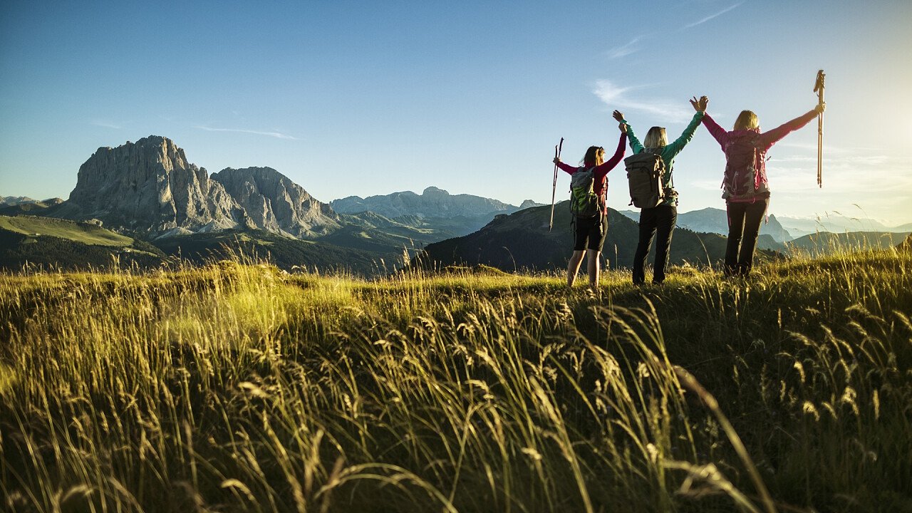 amici_felici_camminata_montagna_iStock