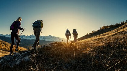 donna_seduta_staccionata_ammira_panorama_montagna_depositphotos