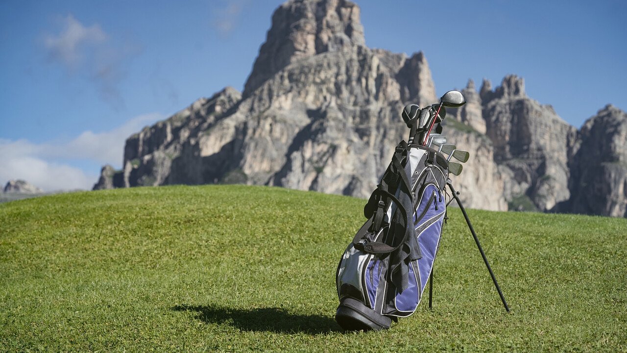 mazze_campo_golf_dolomiti_shutterstock