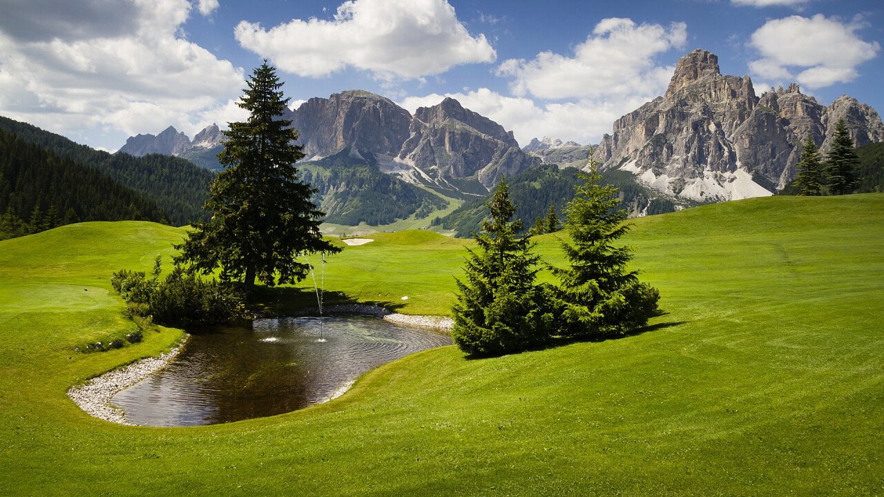 pozza_d_acqua_campo_da_golf_dolomiti_shutterstock