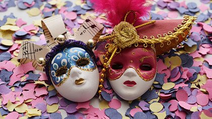 Stelle filanti con maschera di carnevale