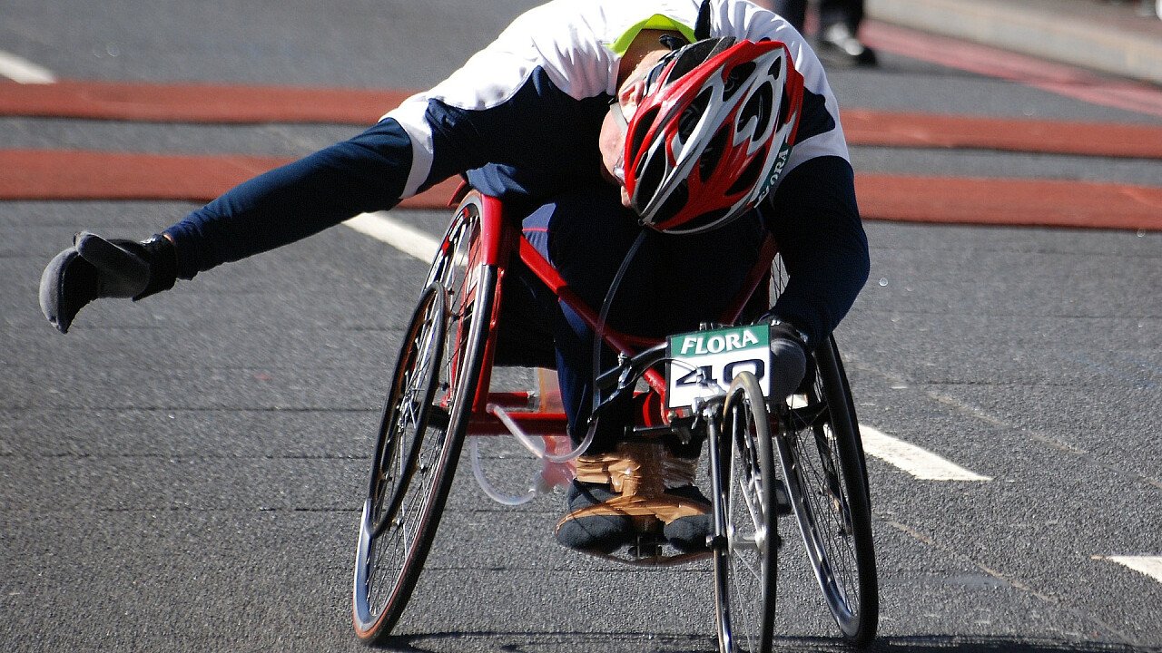 Handbike-Person im Rollstuhl