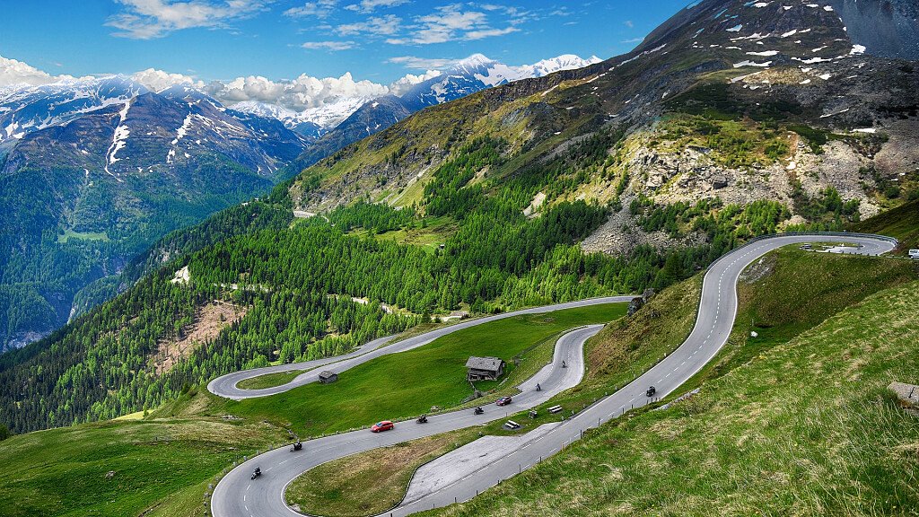 Besichtigungstouren mit dem Auto in den Dolomiten