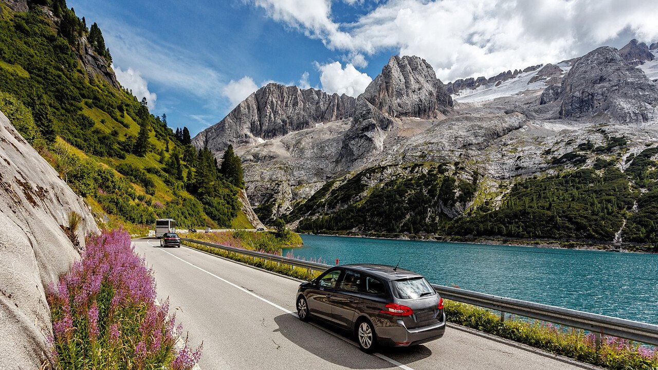 In auto sul Passo Fedaia