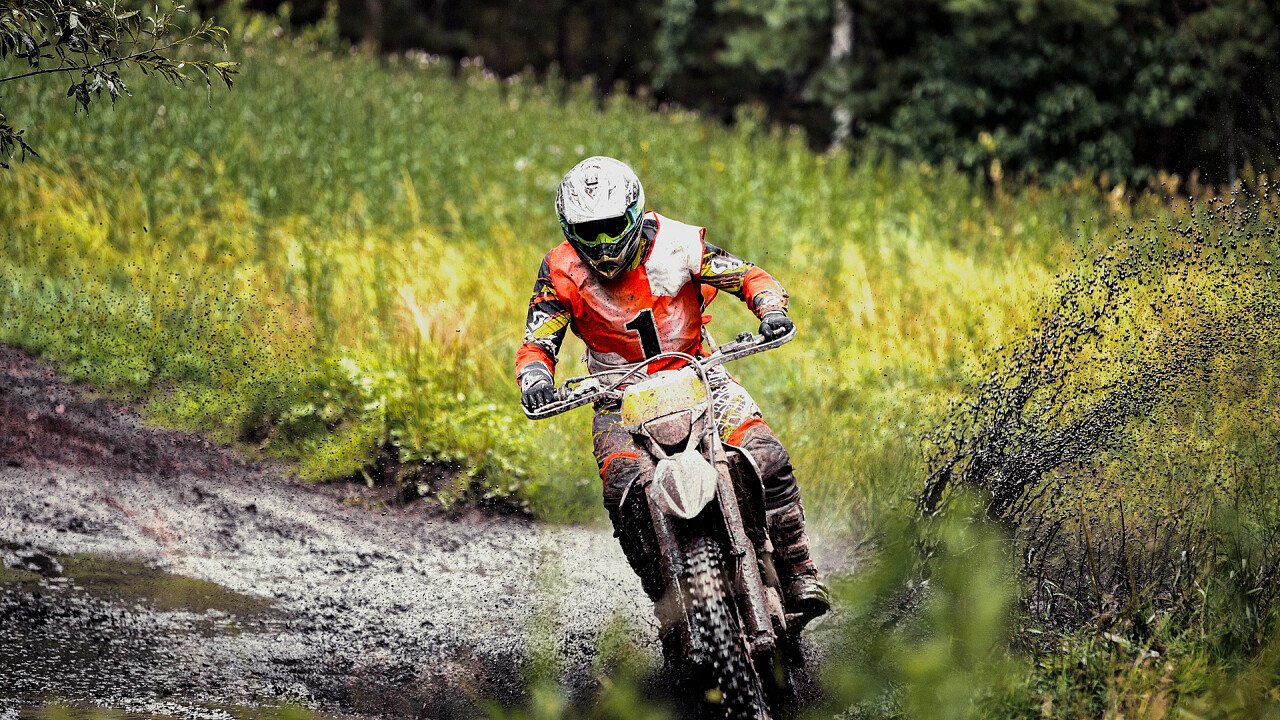 Enduro nei prati d'estate