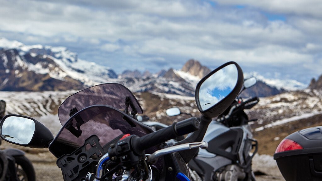 Parti per un'emozionante vacanza in moto sulle Dolomiti!