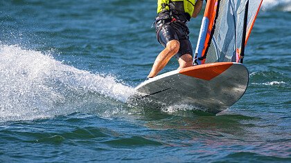 uomo_pratica_windsurf_shutterstock