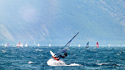 uomo_pratica_windsurf_shutterstock