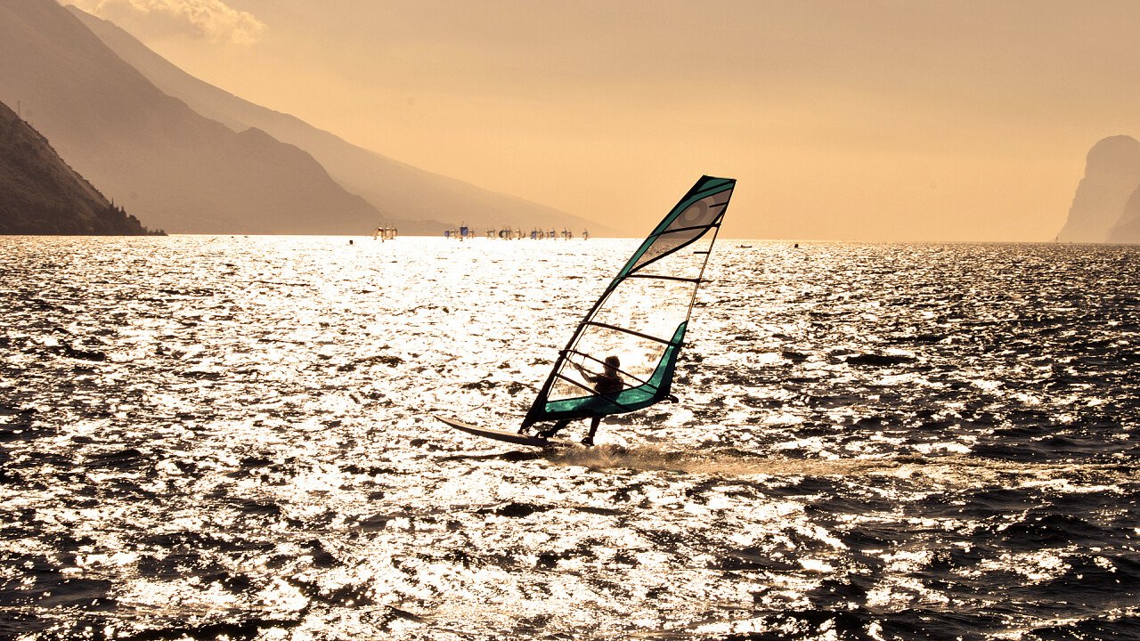 lago_windsurf_shutterstock