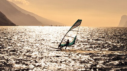 uomo_pratica_windsurf_shutterstock