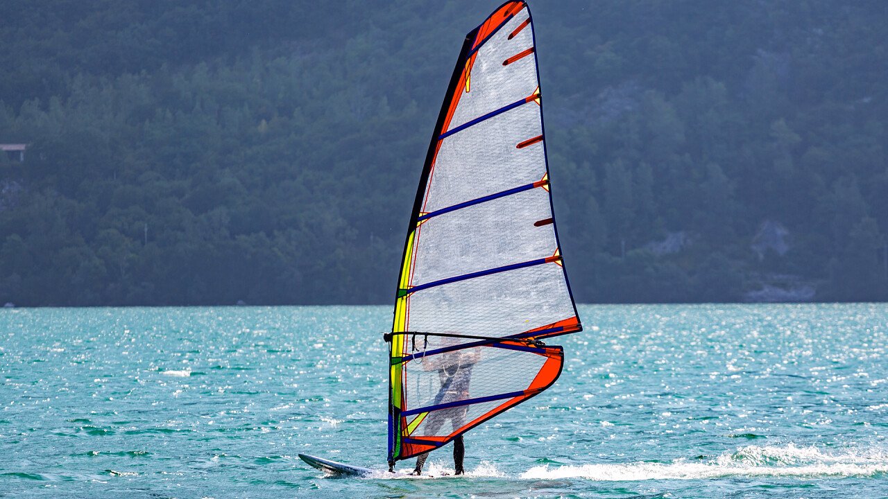 persona_sul_windsurf_depositphotos