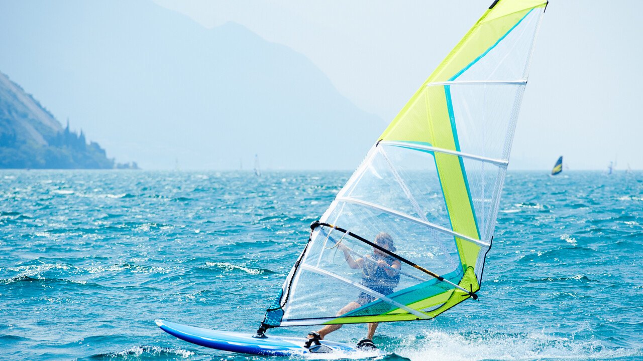 sfrecciare_acqua_windsurf_shutterstock
