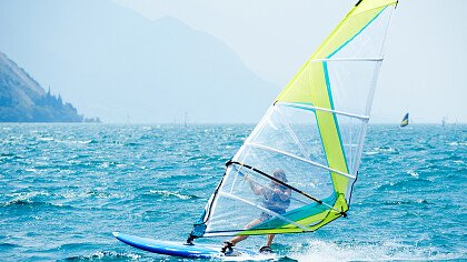 uomo_pratica_windsurf_shutterstock