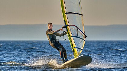 uomo_pratica_windsurf_shutterstock