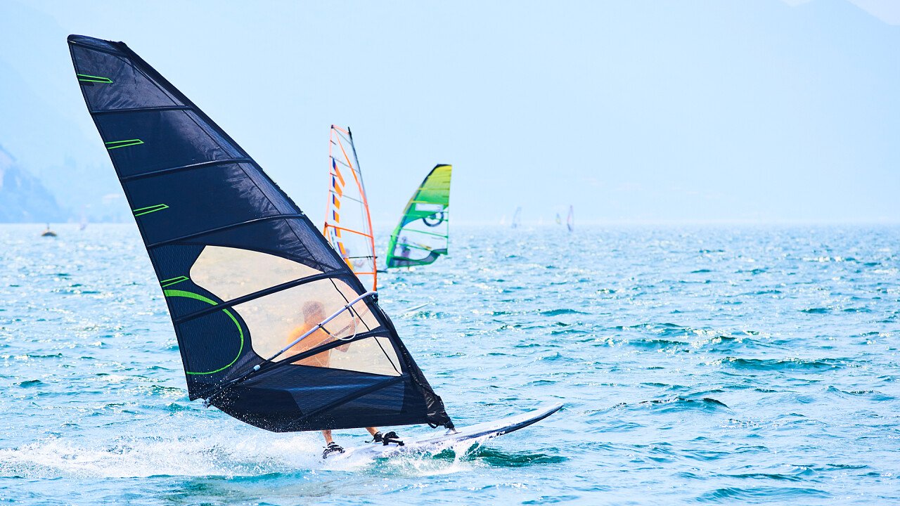 vela_nera_windsurf_shutterstock