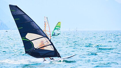 uomo_pratica_windsurf_shutterstock