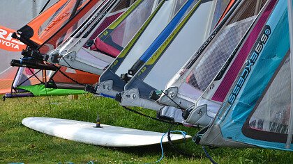 uomo_pratica_windsurf_shutterstock