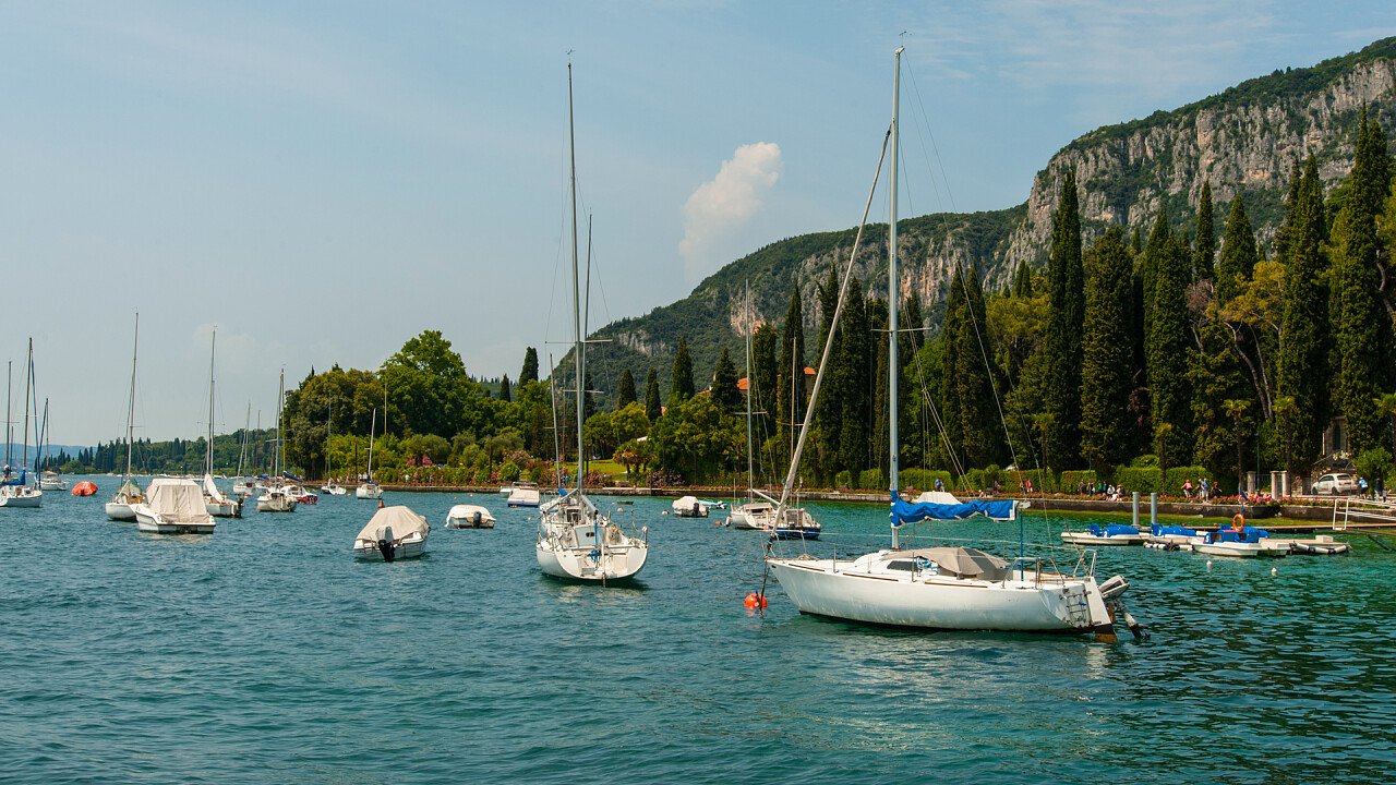 barche_vela_ormeggiate_shutterstock