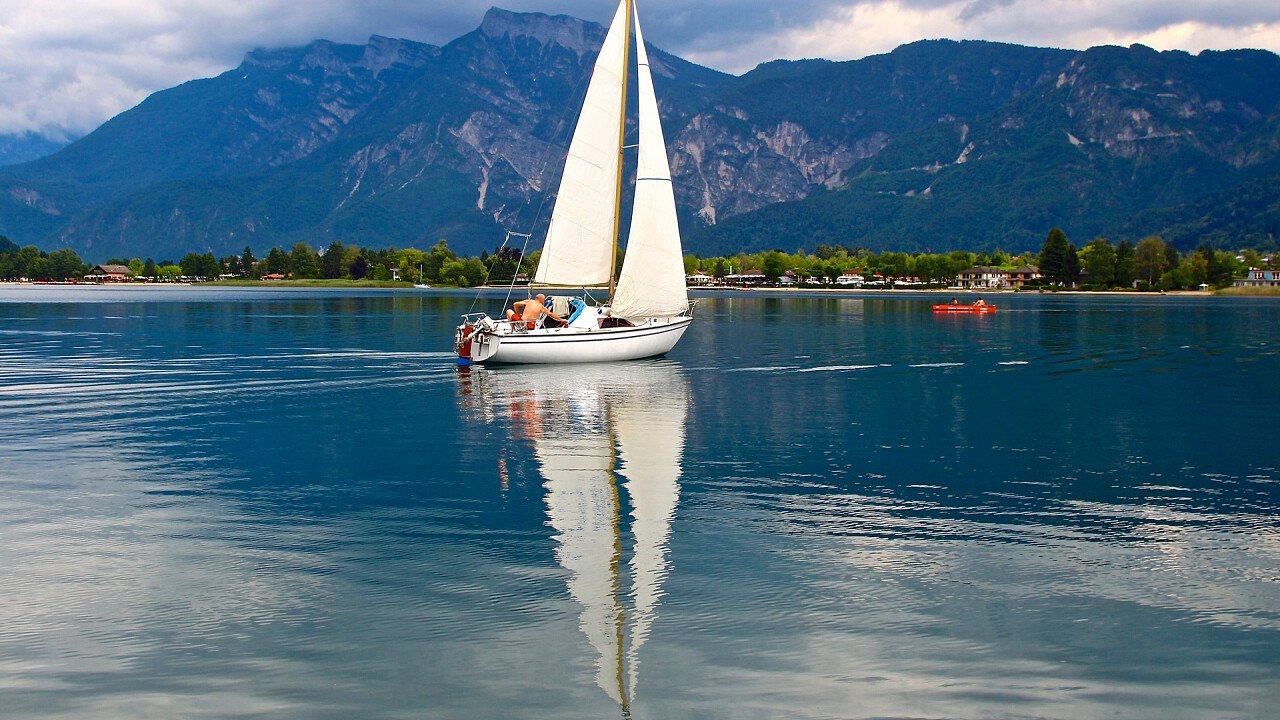 in_barca_a_vela_lago_depositphotos