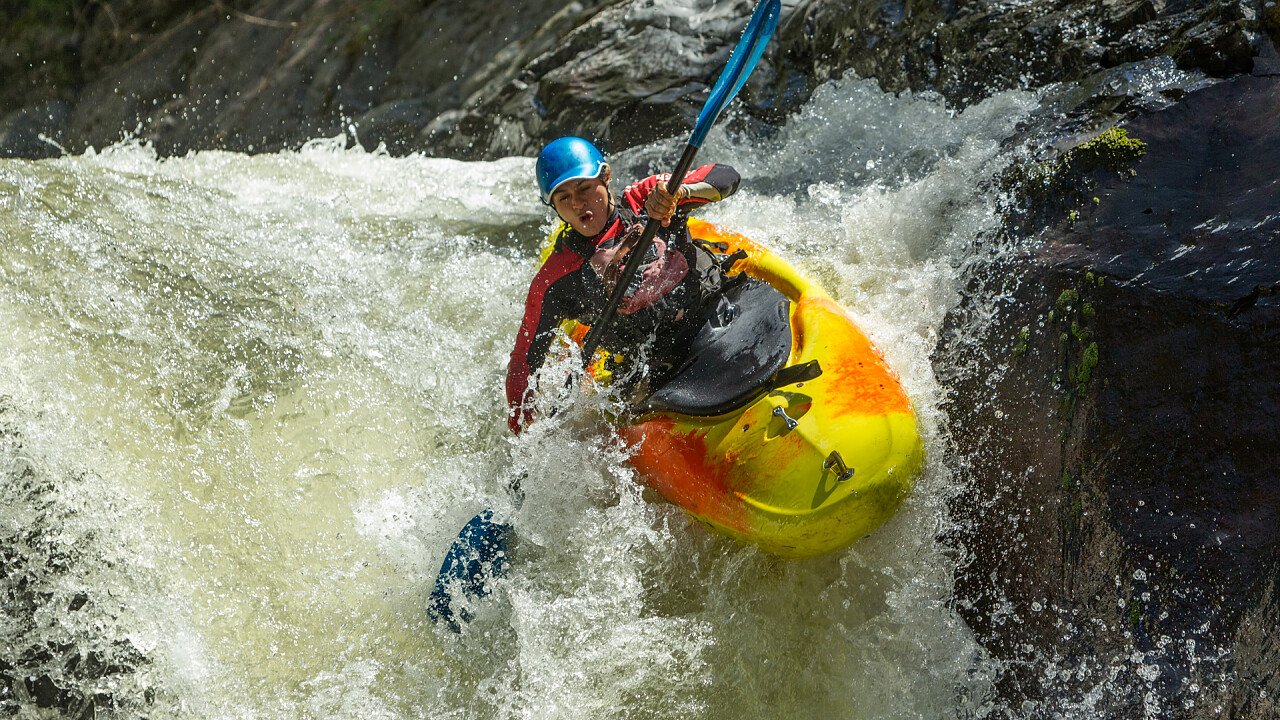 adulto_canoa_cascata_depositphotos