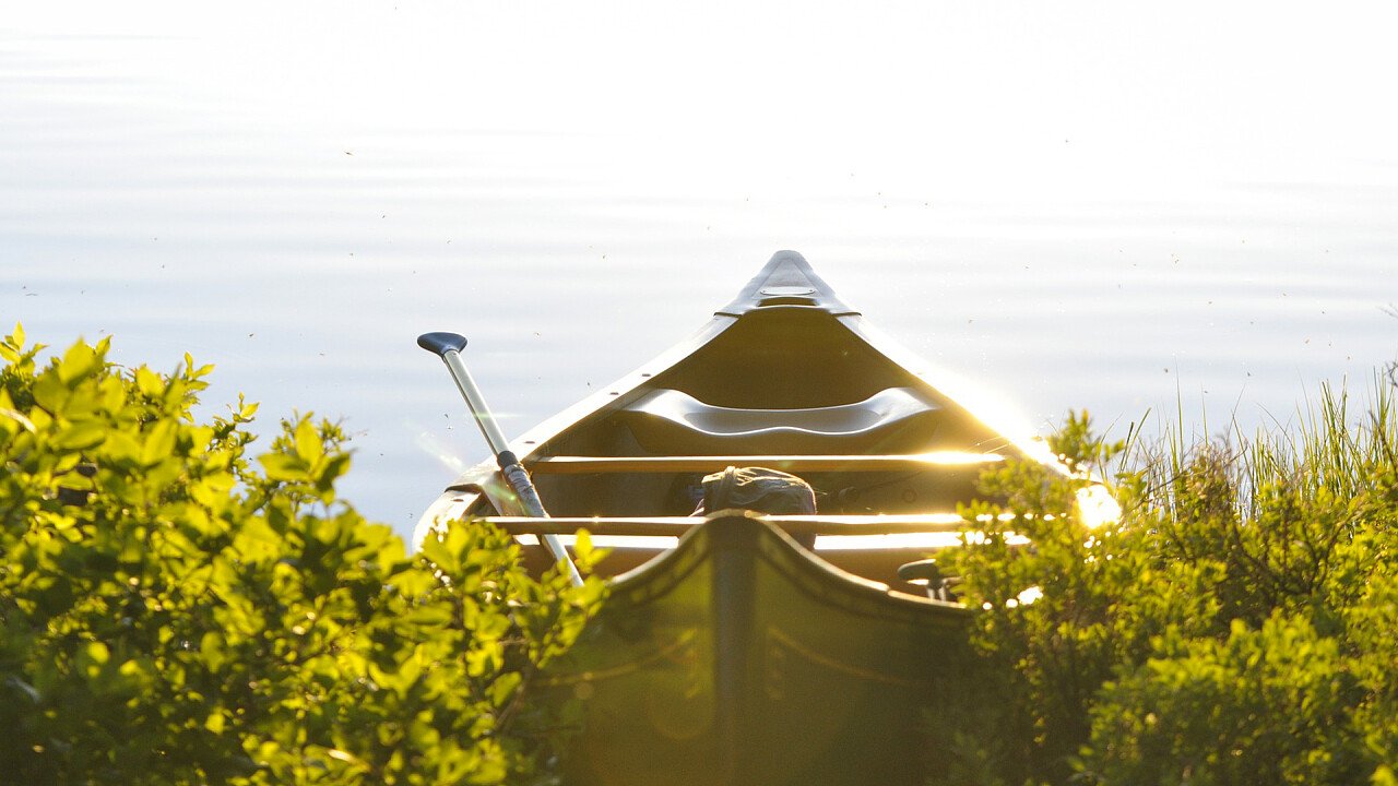 canoa_ormeggiata_sponda_lago_pixabay_free-photos