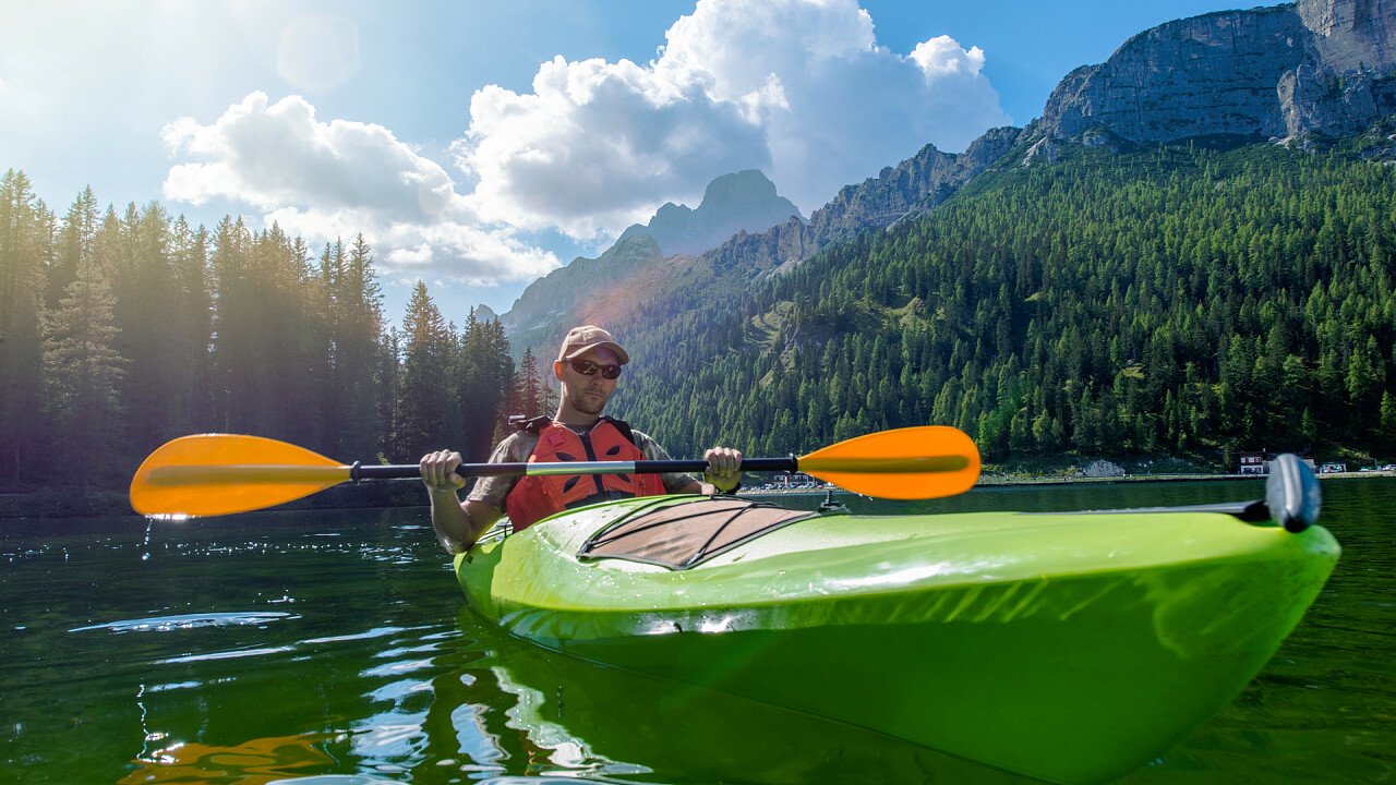 uomo_canoa_lago_depositphotos