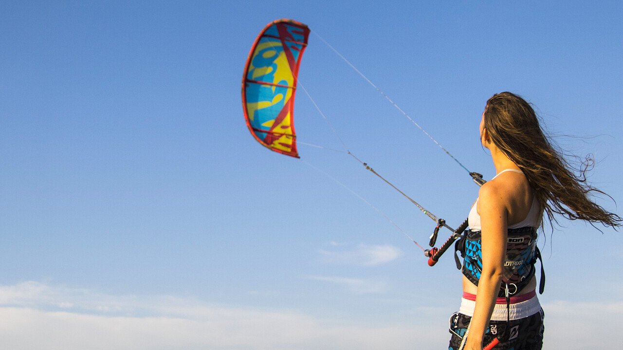 donna_con_kitesurf_pixabay_odejacob