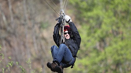 uomo_zipline_pixabay_sebadelval