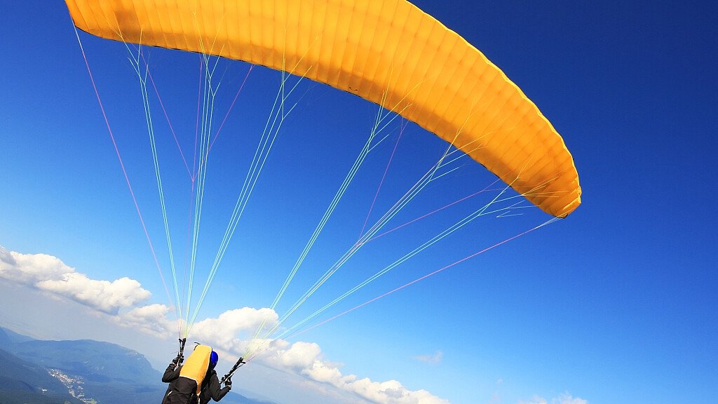 Una vacanza in volo sulle Dolomiti: prova gli sport dell'aria!