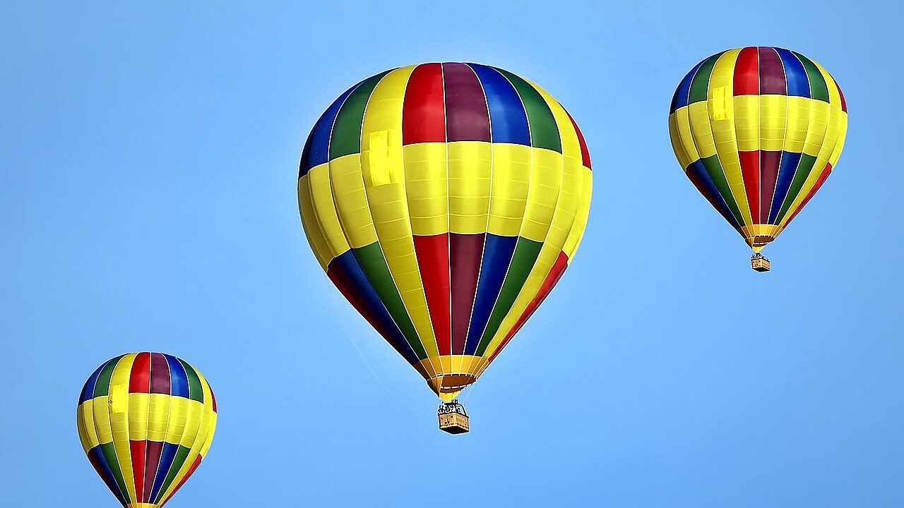 tre_mongolfiere_colorate_in_volo_pixabay_kie-ker
