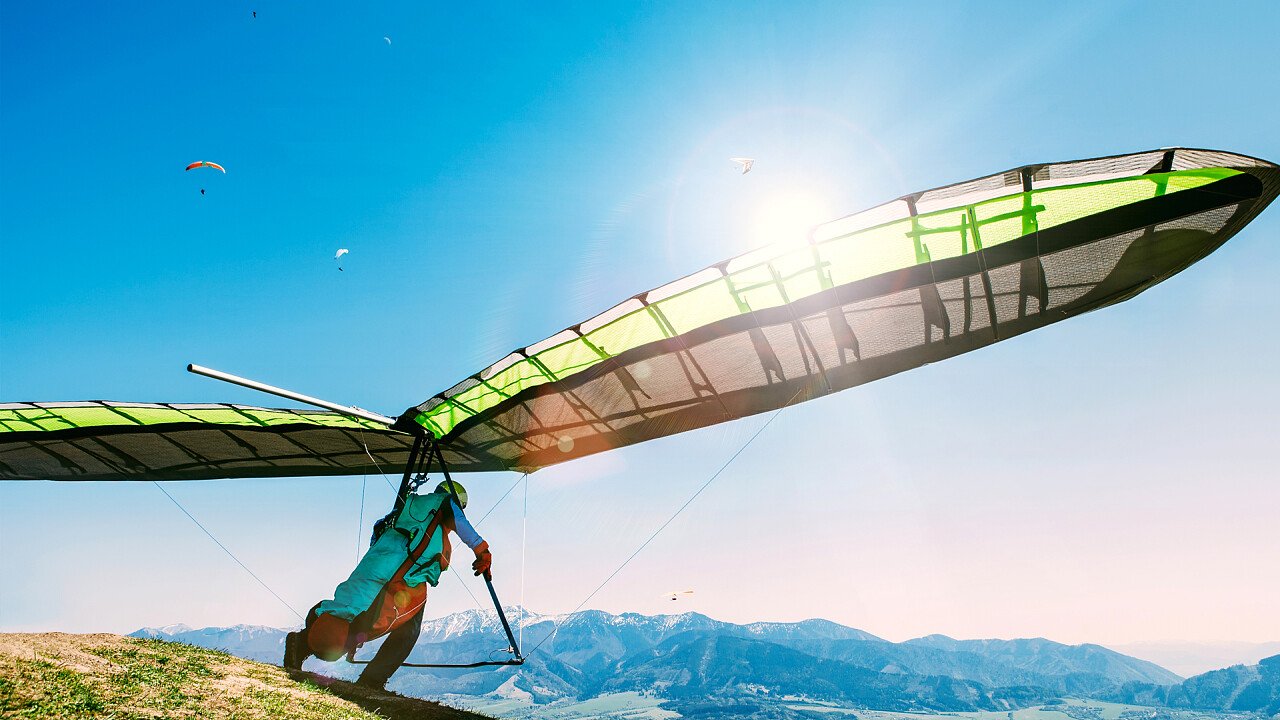 panorama_montagna_deltaplano_shutterstock