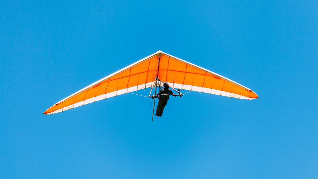 vela_arancione_deltaplano_shutterstock