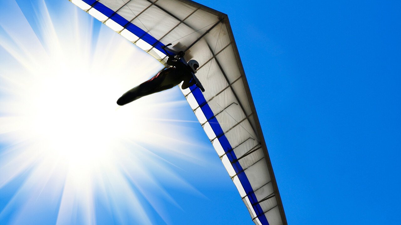 vela_bianca_uomo_deltaplano_shutterstock