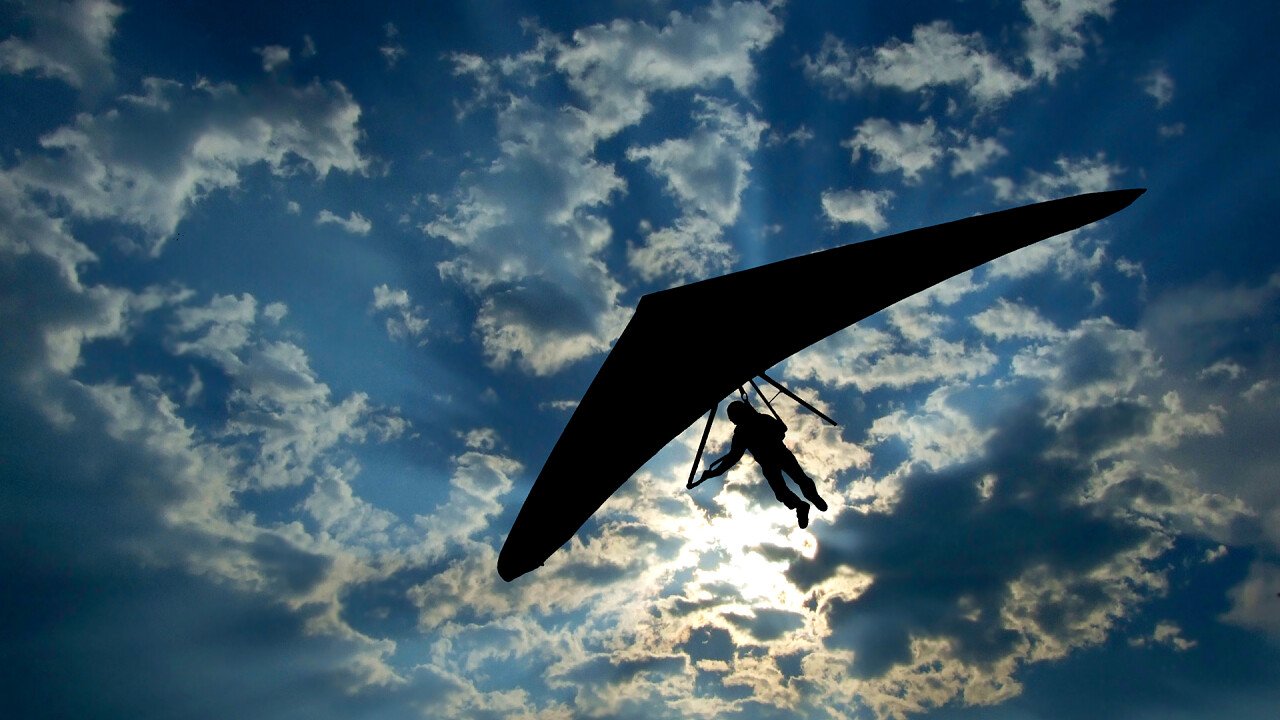 volare_deltaplano_depositphotos