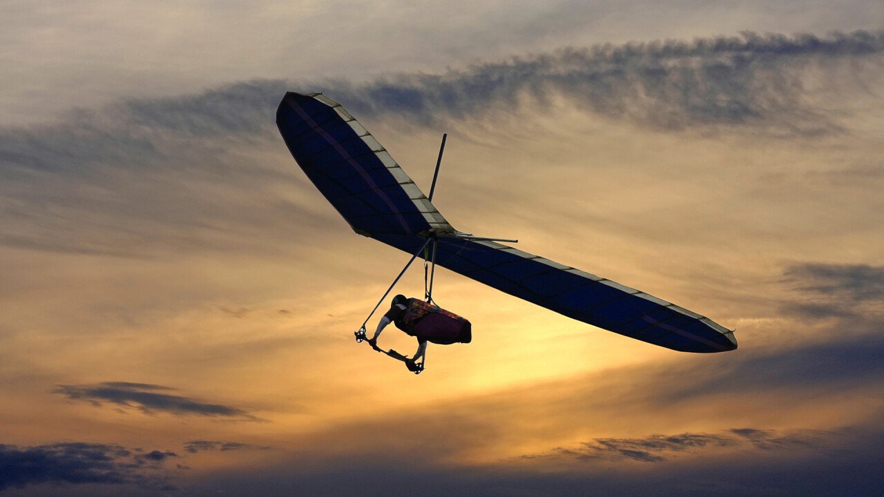 volare_tramonto_deltaplano_shutterstock