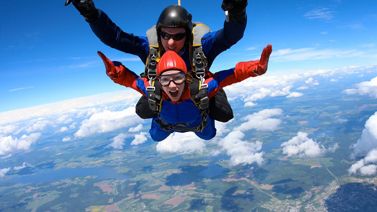 buttarsi_con_paracadute_in_tandem_shutterstock