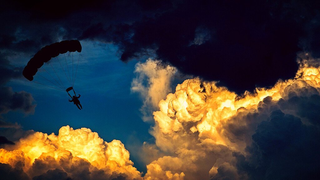 Fallschirmspringen in den Dolomiten