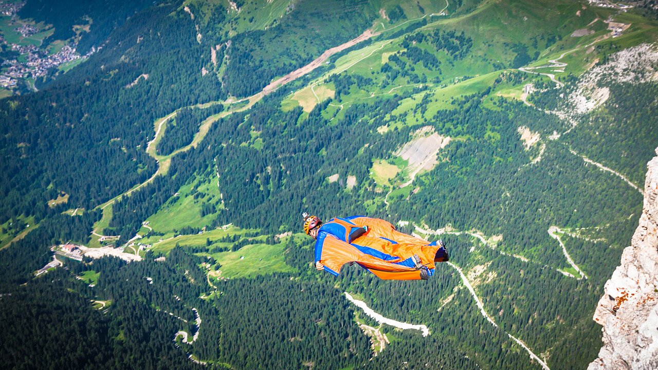 sky_diving_tuta_alare_montagna_shutterstock